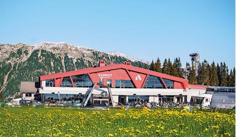 01-summit-mountain-club-sommer